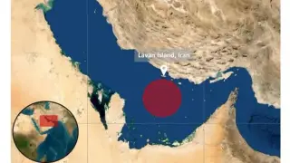 سفينة تشتعل إثر إصابتها بمقذوف قبالة إيران