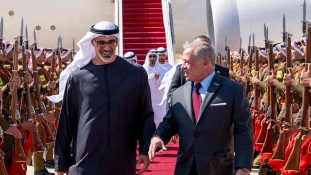 ولي عهد أبوظبي يصل إلى مدينة العقبة في زيارة عمل