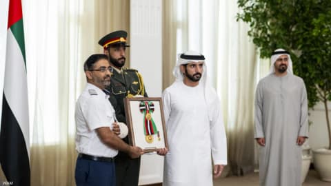 محمد بن زايد يمنح طاقم طائرة "فلاي دبي" وسام زايد الثاني