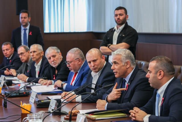 איש התאגיד לשעבר בקריאה דרמטית: ממשלה בתמיכת הערבים