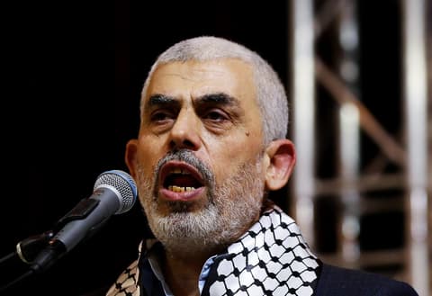 בכיר בשב"כ לשעבר מטיל פצצה: "היו מגעים עם יחיא סינוואר"