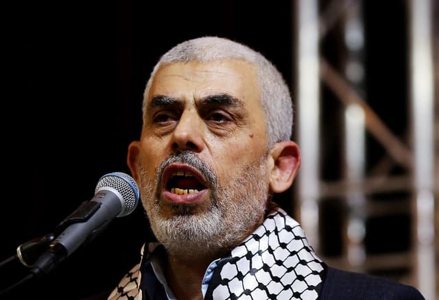 בכיר בשב"כ לשעבר מטיל פצצה: "היו מגעים עם יחיא סינוואר"