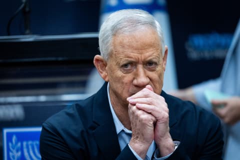 בני גנץ בדמעות על מצבו המשפחתי: "אני עובר תקופה קשה"