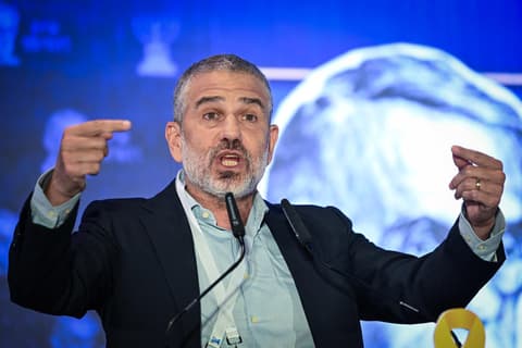 כתב חדשות 13 לשעבר מגן על ינון מגל: "זה עולה לי בחיים"
