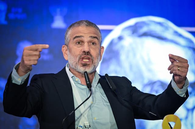כתב חדשות 13 לשעבר מגן על ינון מגל: "זה עולה לי בחיים"