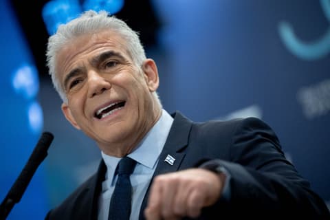 אחרי האזהרה של נתניהו: לפיד קיבל עדכון ביטחוני ויצא למתקפה
