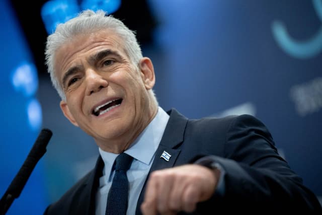 אחרי האזהרה של נתניהו: לפיד קיבל עדכון ביטחוני ויצא למתקפה