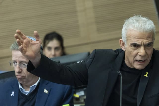 לפיד טוען: זה מה שנתניהו צריך להגיד למקרון