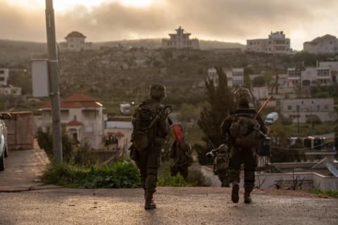 יידו אבנים על ישראלים, וספגו אש: "זוהו פגיעות"