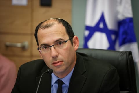 בימין תוקפים את עמית: "הצעה רחמנית מדי, צריך פסק דין"