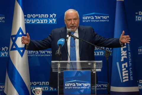 ליברמן מזהיר: "מישהו מהגוש שלנו יבוא להציל את נתניהו"