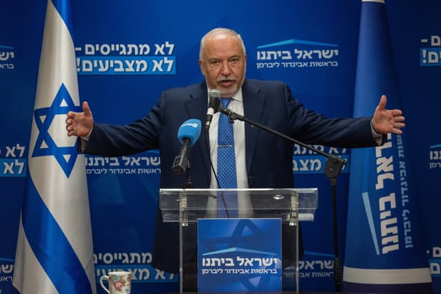 ליברמן מזהיר: "מישהו מהגוש שלנו יבוא להציל את נתניהו"