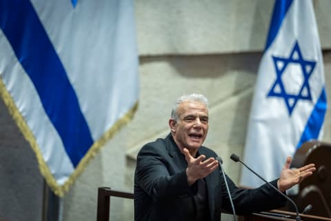 לפיד בתגובה ראשונה להחלטת נתניהו על בדיקת המחדל בטיסה