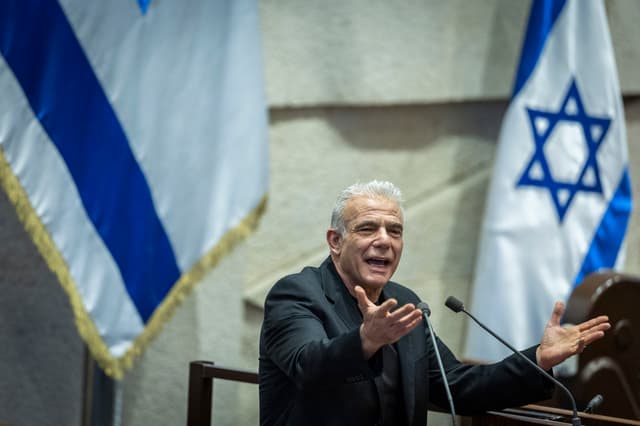 לפיד בתגובה ראשונה להחלטת נתניהו על בדיקת המחדל בטיסה
