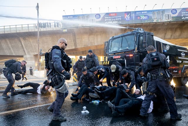 מבצע חריג: עשרות עריקים חב"דניקים נעצרו בנתב"ג