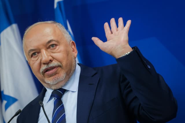 ליברמן יוצא למלחמה: מישהו מנסה לרמוס את המשפחה שלי