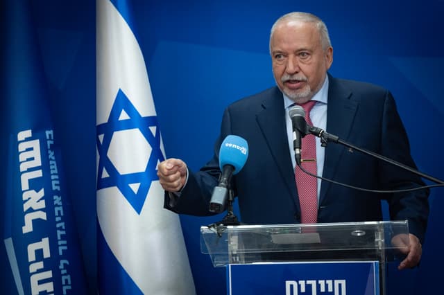 ליברמן ממשיך לתקוף את איזנקוט: "כל השיח הזה מסוכן"