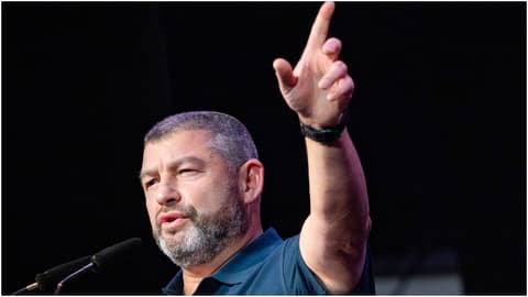 וינטר נשבר וזועק: "תראו מה עשיתם לו, הוא נשבר!"