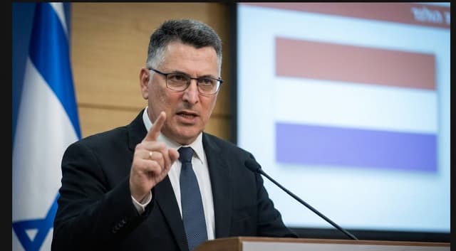 סער נגד השחתת התערוכה לזכר 7.10: "מביש, אך לצערנו לא מפתיע"