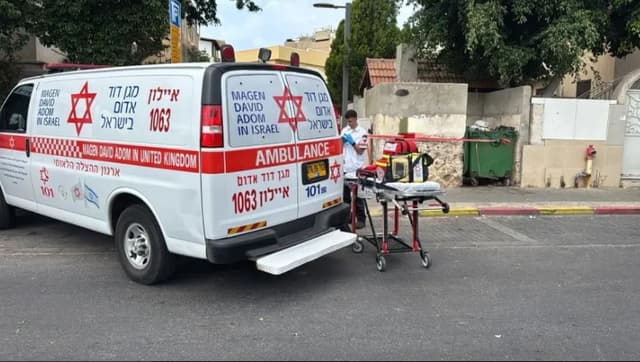 חשד: רימון הושלך לעבר דירה בחולון, בן 15 נפצע קשה