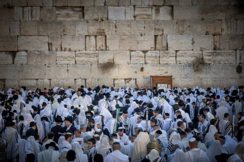 צפו: אלפי מתפללים בברכת כהנים בכותל המערבי