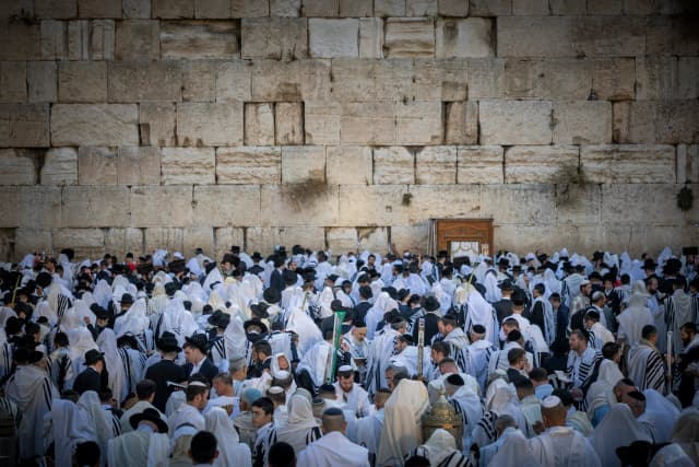 צפו: אלפי מתפללים בברכת כהנים בכותל המערבי