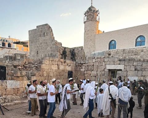עשרות נכנסו להתפלל בבית הכנסת העתיק בסמוע