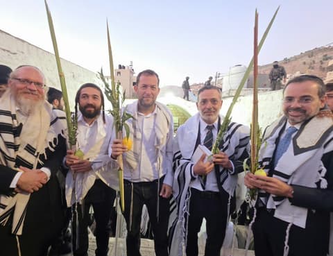 לראשונה זה עשרות שנים: תפילת שחרית המונית עם ארבעת המינים בקבר יוסף
