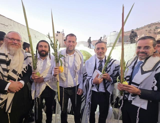 לראשונה זה עשרות שנים: תפילת שחרית המונית עם ארבעת המינים בקבר יוסף