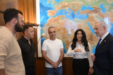 יממה אחרי: נתניהו נפגש עם גיבורי טיסת הבלהות