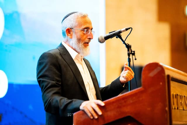 הרב פנדל: "אני מציע להגיד הלל שלם עם ברכה כל שמחת תורה"