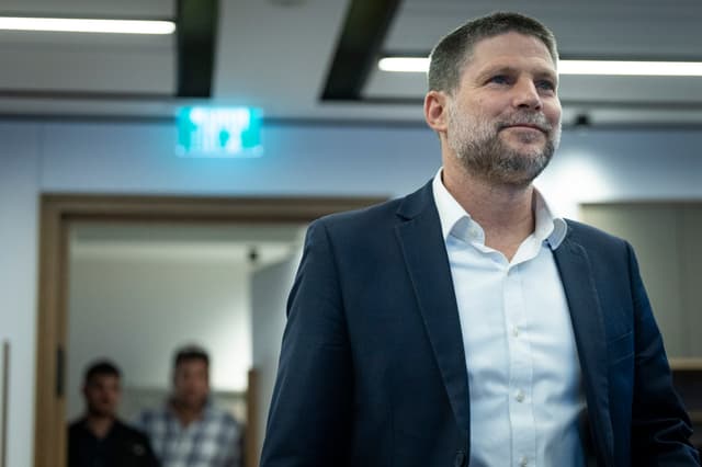סמוטריץ' מטיל פצצה: "לא שולל ישיבה תחתיו"