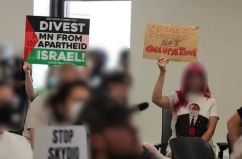 פעילה אנטי-ישראלית נעצרה אחרי שלבשה חולצה של נתניהו וכוונת