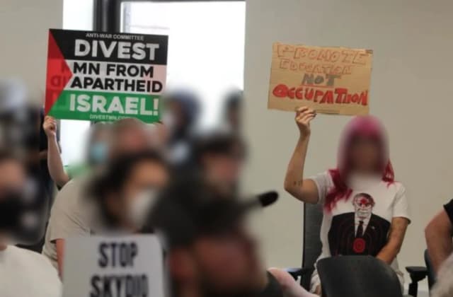 פעילה אנטי-ישראלית נעצרה אחרי שלבשה חולצה של נתניהו וכוונת