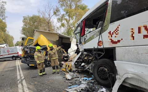 תאונה קטלנית בצפון: נהג נהרג, 19 נוסעים נפצעו