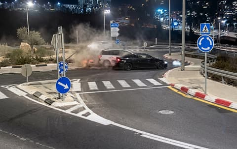 נמלט משוטר, עלה על מעגל תנועה וגרם לתאונה