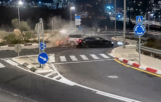 נמלט משוטר, עלה על מעגל תנועה וגרם לתאונה