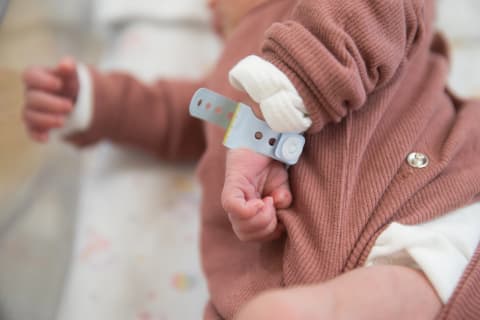 מצוד: השאיר עובר מת בכניסה לבית החולים ונמלט