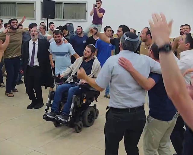 אחרי שיקום ארוך: יוחאי בדלוב חזר לישיבה והתקבל בריקודים