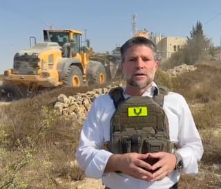 הכלים בשטח: סמוטריץ' מלווה הריסות בתים בזירת הפיגוע