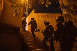המבצע בחברון נמשך: 6 חשודים נעצרו, אמצעי לחימה הוחרמו