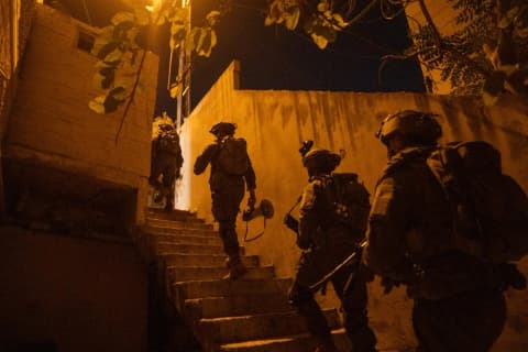 המבצע בחברון נמשך: 6 חשודים נעצרו, אמצעי לחימה הוחרמו