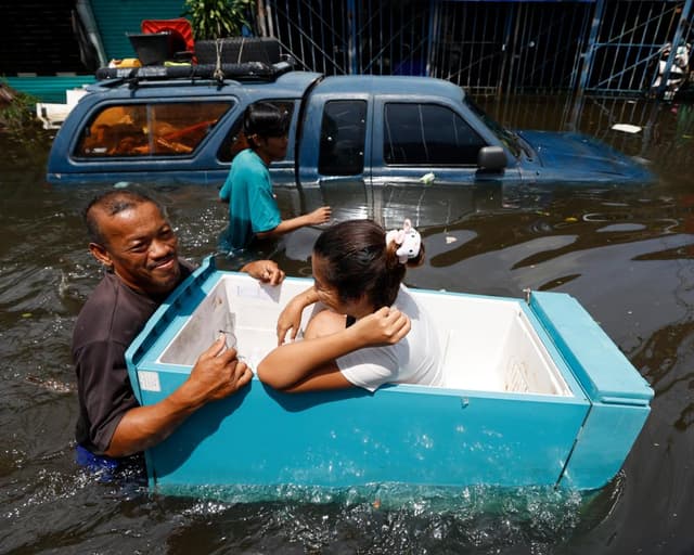 Bangkok at breaking point as floods turn streets into stagnant lakes