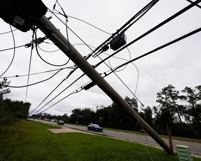 Thousands without power in Florida and Alabama as Isaias moves north