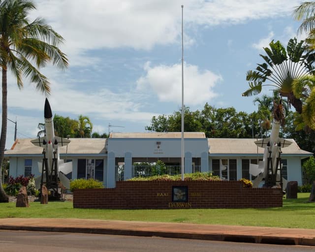 Intruder on the run after allegedly breaking into RAAF base in Darwin and assaulting defence force member