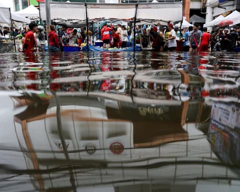 Thai downpours shift north-westwards after Bangkok declared a disaster zone