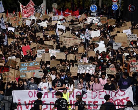 At least 160,000 people take to streets in third week of French school protests
