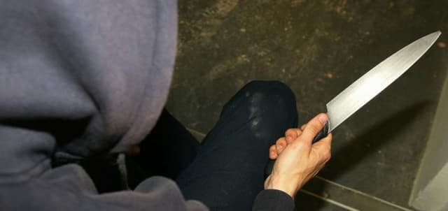 مراهق يقتل والده طعنا بذي قار وضبط 50 مليون دينار مزورة في صلاح الدين