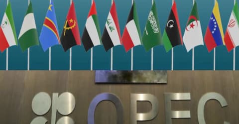 "أوبك+" يؤجل مراجعة الإنتاج النفطي للدول الأعضاء بسبب الحرب