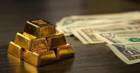 الذهب يتراجع مع صعود الدولار وعوائد السندات الأميركية